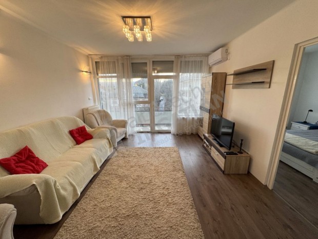 Kiad� panor�m�s, fel�j�tott lak�s a T�r�kv�sz �ton