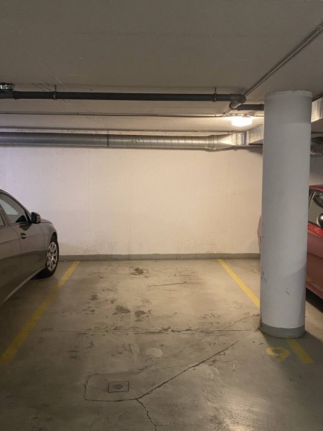 Kiadó parkoló teremgarázsban Móriczhoz közel