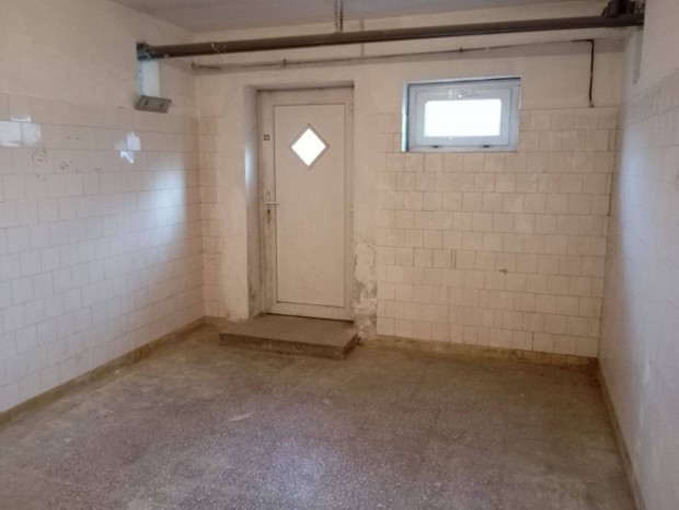 Kiad� rakt�r/t�rol� r�vid illetve hossz� t�vra