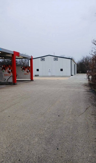 Kiad� rakt�rcsarnok gal�ri�s irod�val Monoron a F� �ton