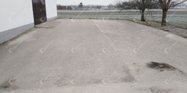 Kiad� rakt�rhelyis�g Kom�romban.