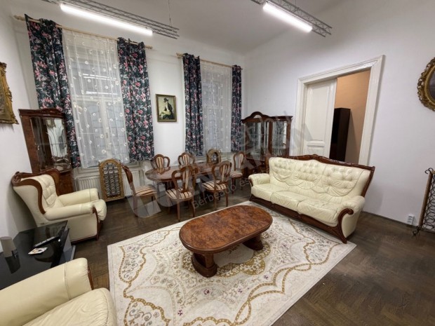 Kiad� t�gas, 5 szob�s lak�s a Veres P�ln� utc�ban