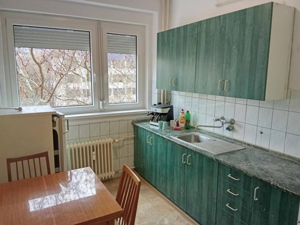 Kiad� t�gas, vil�gos lak�s a belv�rosban