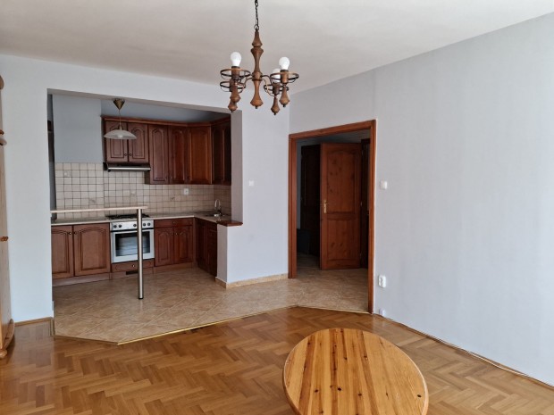 Kiad� t�glalak�s, Eger