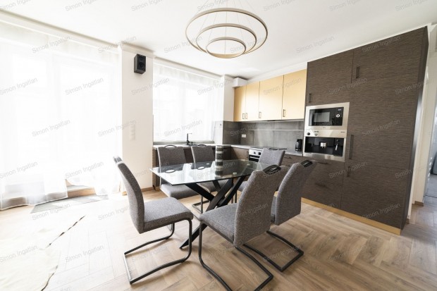 Kiad� t�glalak�s, Kecskem�t