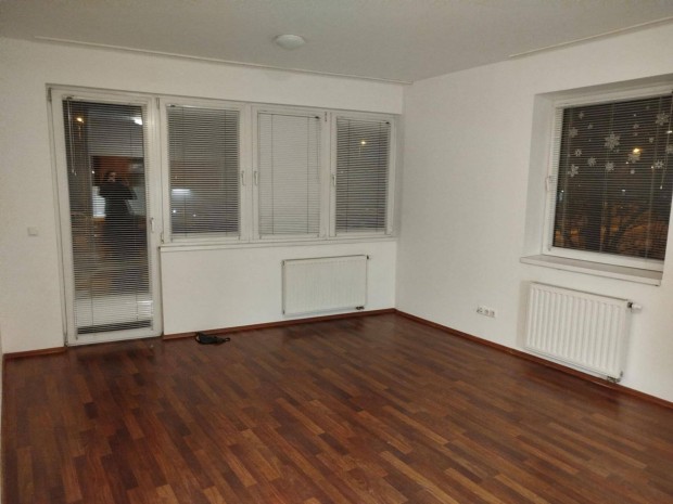 Kiad� t�glalak�s a R�mai part k�zel�ben