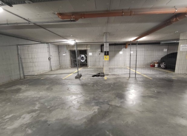 Kiad� teremgar�zsbe�ll� Kom�romban a f�rd� mellett