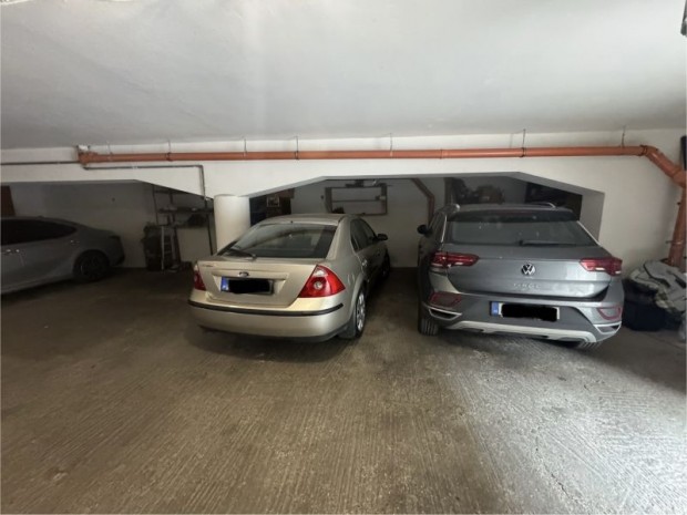 Kiad� teremgar�zshely P�csett, Egyetemv�rosban.