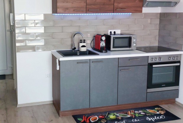 Kiad� �j, modern garzonlak�s a Pl�za mellett