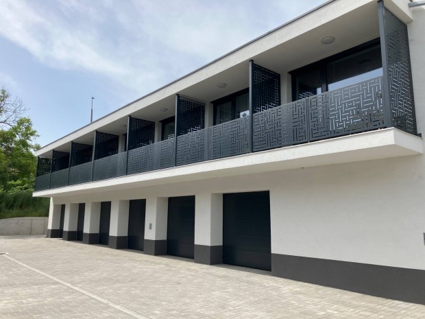 Kiad� �j �p�t�s� garzon parkol�val