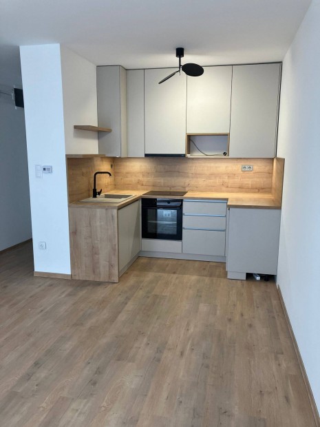 Kiad� �j gy�ri t�gla lak�s