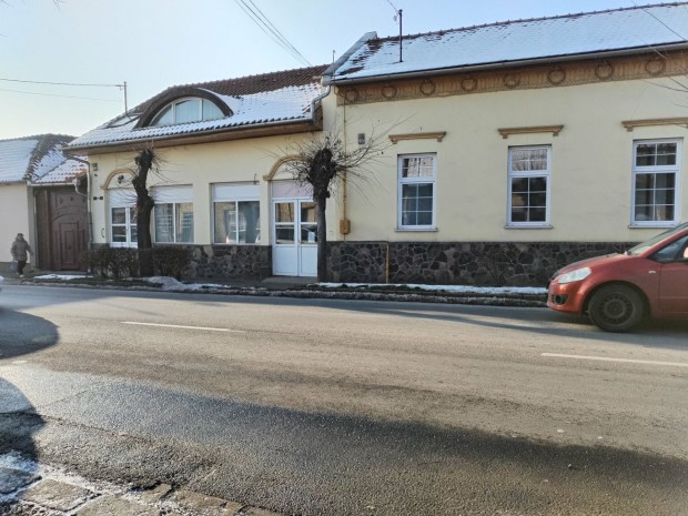 Kiad� �zlethelyis�g P�szt� v�rosk�zpontj�ban  ak�r megosztva is!