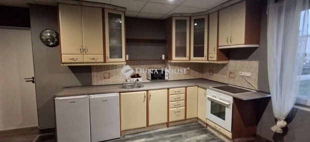 Kiad� vend�gl�t�s, Duna�jv�ros