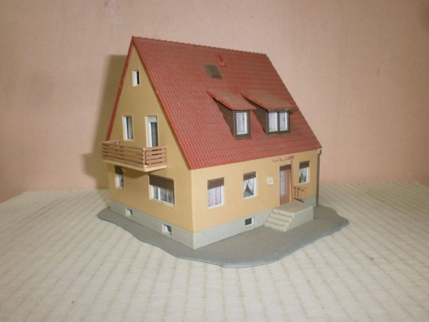 Kibri -családi ház tetötérrel - 1:87 - ( F-80)