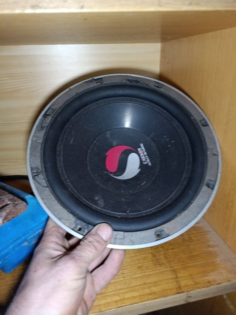 Kicker mélynyomó hangszoró