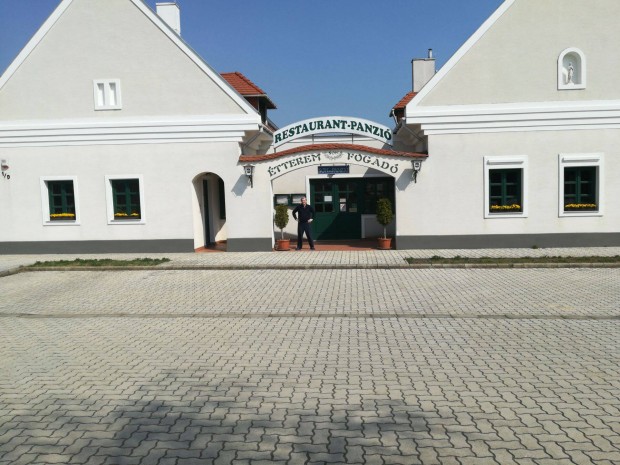 Kiemelked� helyen vend�gl�t�egys�g teljes berendez�ssel elad�