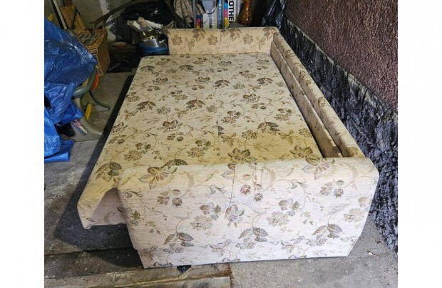 Kih�zhat� kanap��gy (haszn�lt, s�r�lt, de m�k�dik)