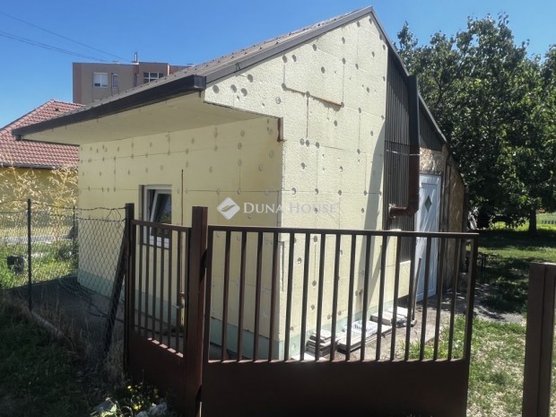 Kincsesb�nya k�zpontj�ban h�z elad�