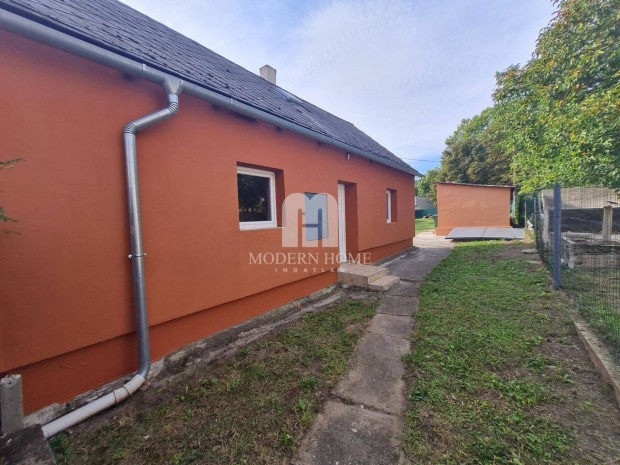 Kincsesb�ny�n azonnal k�lt�zhet� csal�di h�z elad�! MH869