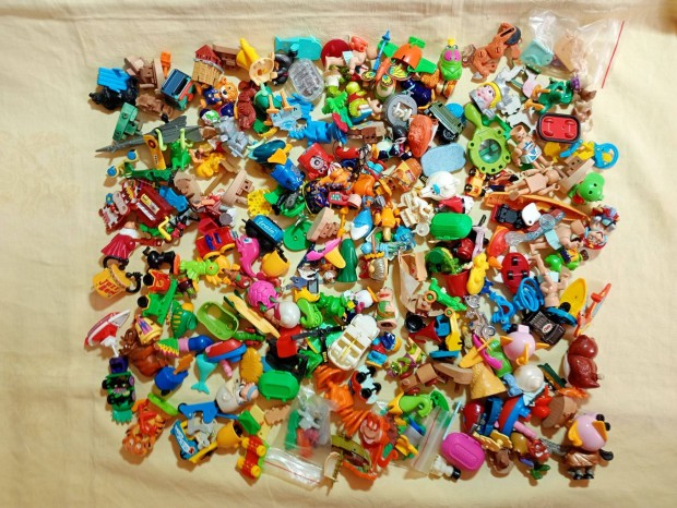 Kinder 005 - Régi retro kinderfigura alkatrészek 1 kg egyben