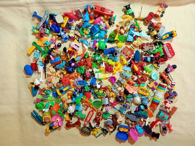 Kinder 008 - Régi retro kinderfigura alkatrészek 1 kg egyben