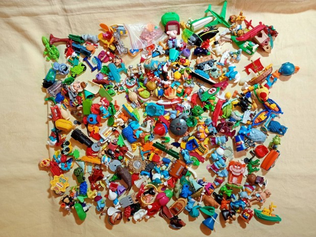 Kinder 010 - Régi retro kinderfigura alkatrészek 1 kg egyben