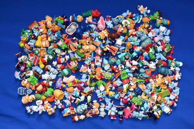 Kinder figurák 1990-es, 2000-es évekből (7-800 db)