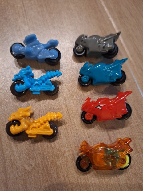 Kinder tojs figurk lendkerekes motorok