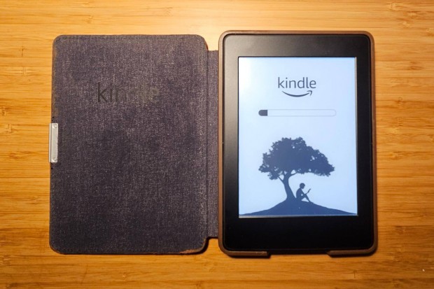 Kindle Paperwhite 2 e-book / e-knyv olvas tokkal