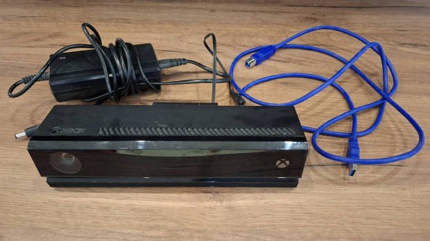 Kinect szenzor átalakító adapterrel Xbox One-hoz