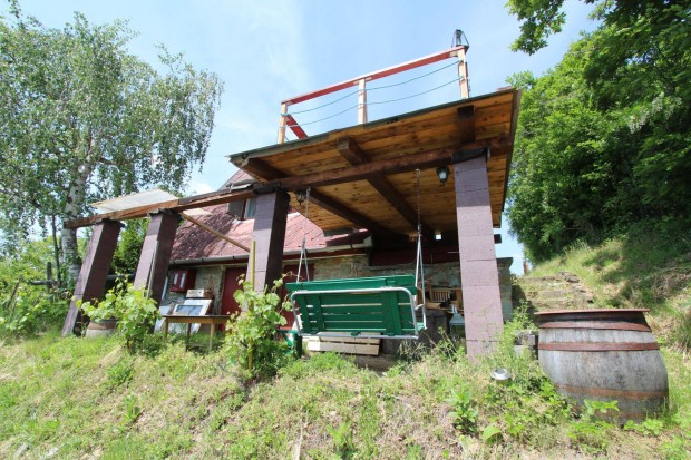 Királyvölgyben a Tetőtéri lakrésszel üdülő,pincével és melléképülettel