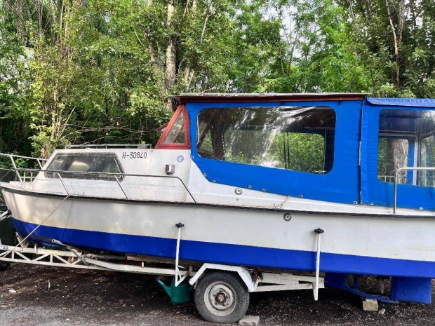 Kir�ndul�haj� Lak�haj�