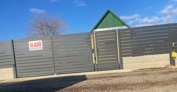 Kis H�z a kertek alatt