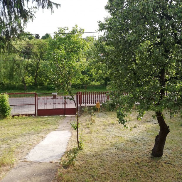 Kis alapter�let� kertesh�z telek �rban elad� a B�bonyib�rcen