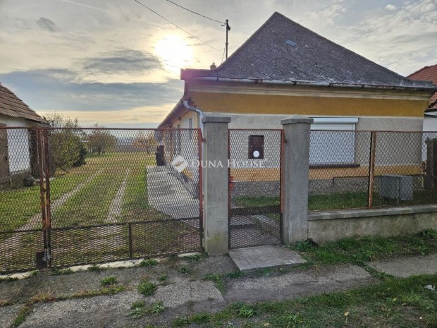 Kis csal�di h�z Nyalk�n