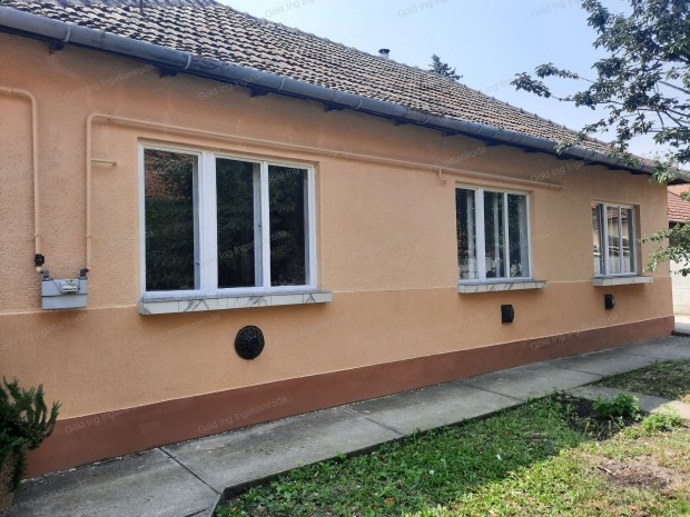 Kis kertes ingatlan a fürdő közelében