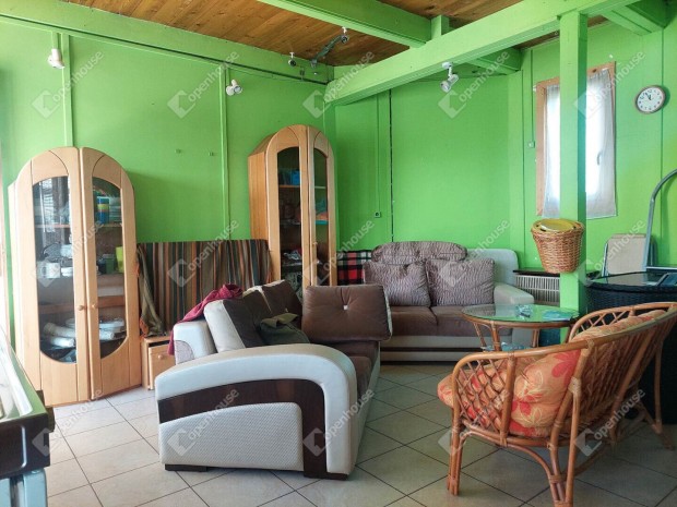 Kis lak�s, balatonlelle sz�v�ben