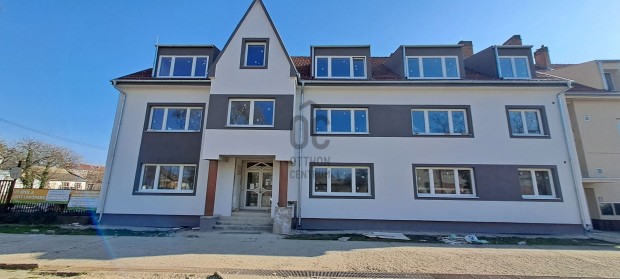 Kis lak�s, nagy tervek  k�szen �ll a saj�t otthon�ra?