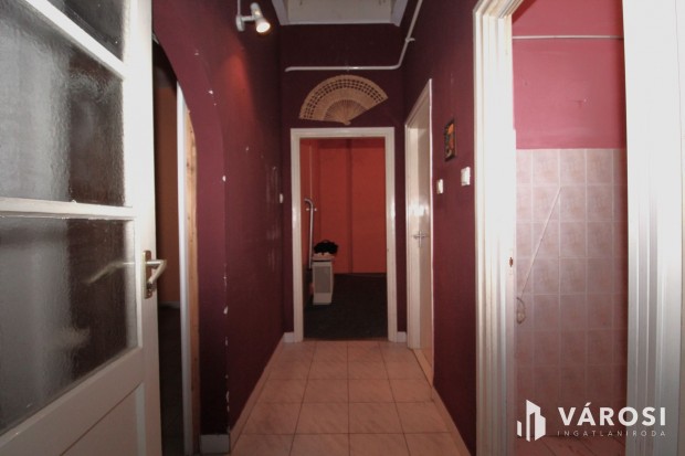 Kis lak�s kis kerttel