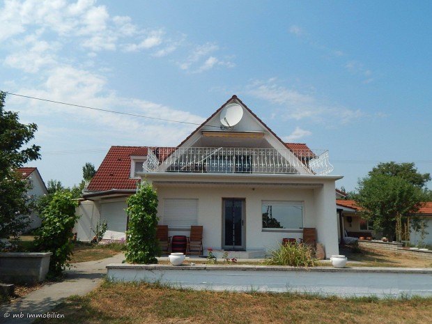 Kis lak��lom dunai panor�m�val Moh�cs Sz�l�hegy