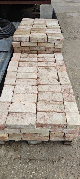 Kis m�ret� bontott t�gla