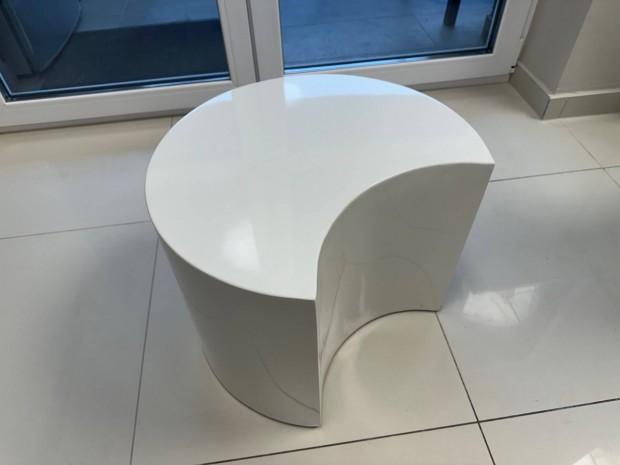 Kis m�ret� doh�nyz�asztal