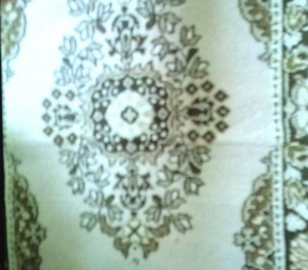 Kis m�ret� sz�nyeg elad�