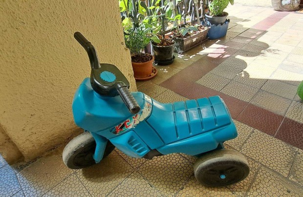 Kis motor, kék színű