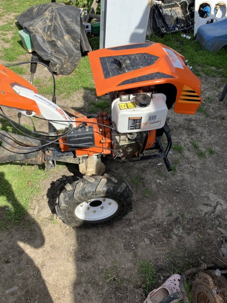 Kis traktor dzel 
