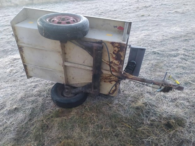 Kis traktor fut elad 