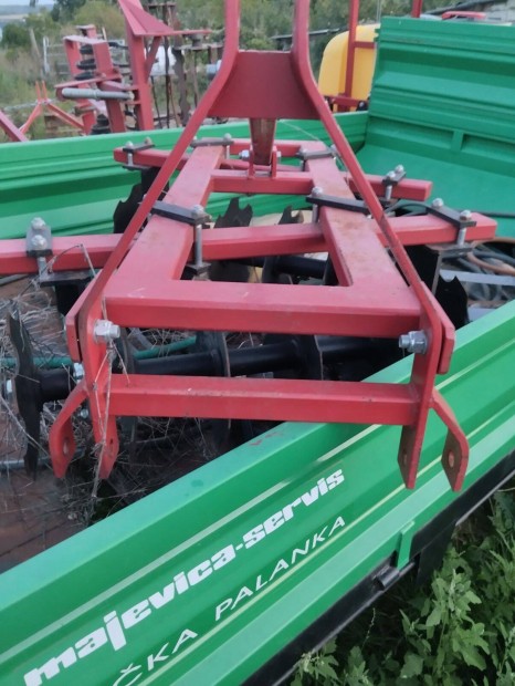 Kis traktor trcsa j elad