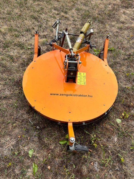 Kis traktorhoz kapcsolható Zengőtraktor fűnyíró adapter