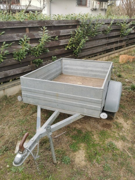 Kis ut�nfut� p�tkocsi 500 kg-ig