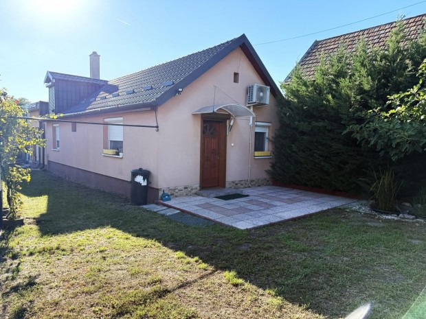 Kisb�r, 1 szob�s  csal�di h�z elad�